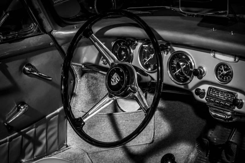 A Paris-La-Défense révision porsche classic ancienne et collection avant ou après les 24 heures du Mans